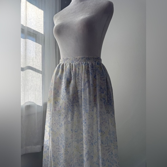 Vintage ‘80s TanJay by Nygard White Floral Print Elastic Waist Midi Skirt - Picture 3 of 9